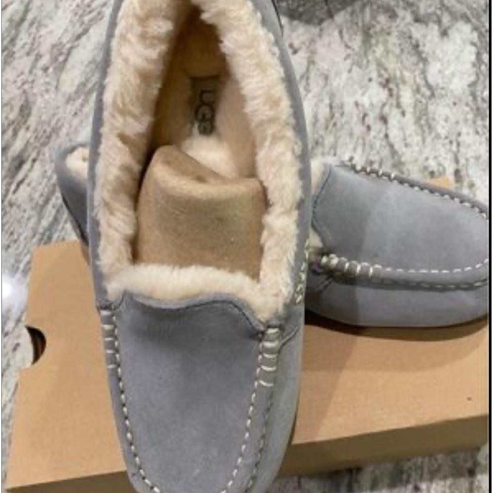 Uggs Women’s slippers new in box size 9